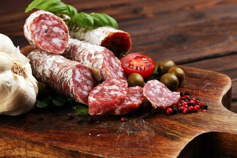 So lange ist Salami tatsächlich haltbar (+ Tipps)