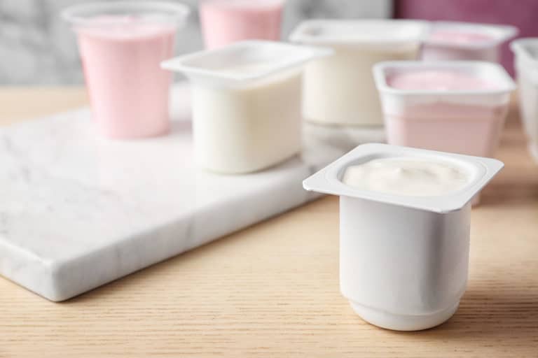 So lange ist Joghurt gekühlt und ungekühlt haltbar! [+ die besten Tipps]