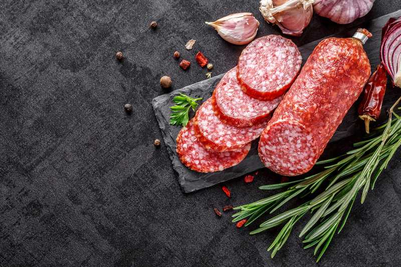 So lange ist Salami tatsächlich haltbar (+ Tipps)